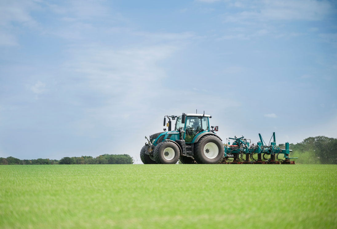 Traktor schält frischen Rollrasen