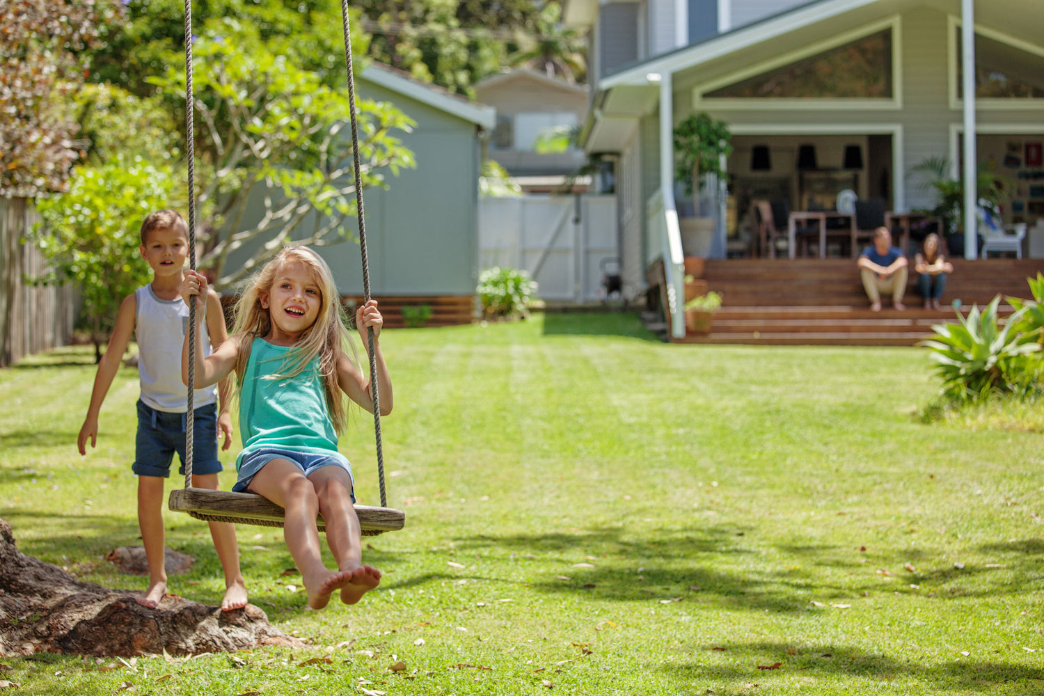 Familie im Garten mit neuem Rollrasen